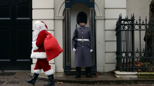 雖然剛踏入12月，但是，在英國首都倫敦已經可以聽到聖誕老人的步伐。營商的、搞娛樂的，乃至慈善機構等不同方面都紛紛為這個佳節做凖備。
