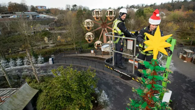 安放聖誕裝飾的除了商業區之外，一些遊樂場所也樂於「響應」，吸引遊人。這是倫敦近郊的Legoland的凖備工作。