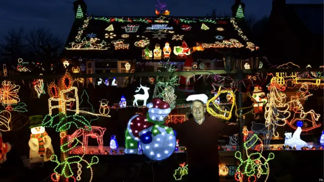 平民百姓也是興高采烈布置一番，迎接這個佳節的。你看這戶人家的燈飾多到差不多看不見房子。