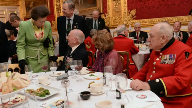 英國人迎接聖誕的活動中也包括不少「善舉」。英女王女兒安妮公主就出席了一次為退役軍人舉行的聖誕大餐。