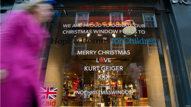 一些商店也支持慈善活動。這家商店決定不裝飾櫥窗，並且把銷售所得的部分捐獻給一個兒童慈善機構。