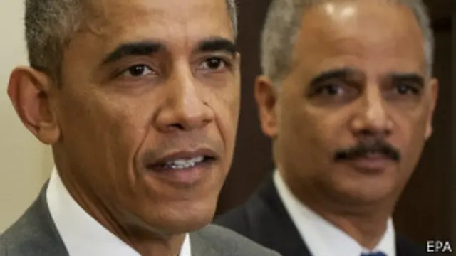 Barack Obama (izq.) y Eric Holder