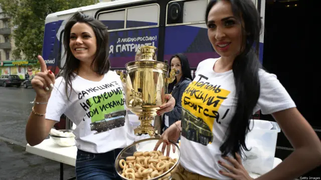 девушки в футболках о санкциях