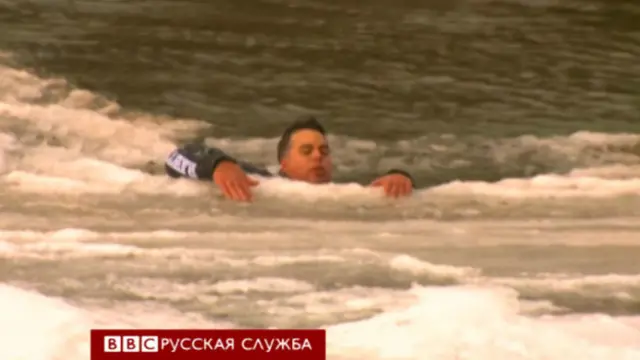 Мужчина, плывший по заледеневшей реке в штате Айова