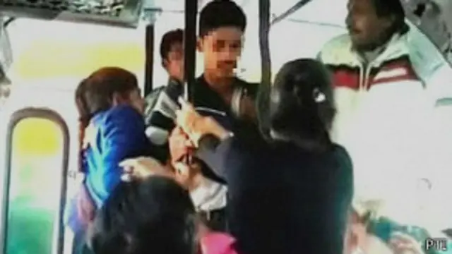 रोहतक बहादुर बहनें, बस में पिटाई