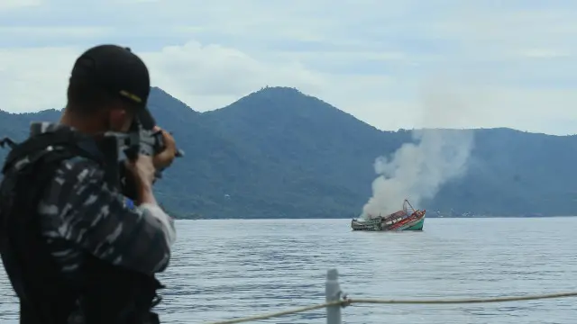 Indonesia đánh đắm ba tàu cá không có người của Việt Nam hôm 5/12/2014 để cảnh cáo