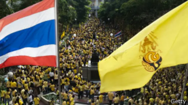 ဘုရင်ကြီး တက်နေတဲ့ ဆေးရုံအပြင်ဘက်မှာ လူတွေ စုရုံးခဲ့ကြ