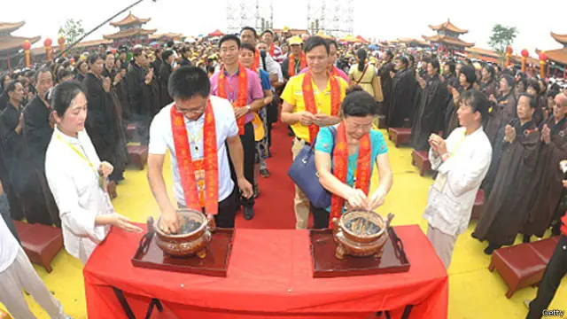 چین میں یونیسکو کے تاریخی ورثے میں شمار ہونے والے ماؤنٹ ویتائی میں سنہ 2013 میں دو مندروں کو سیاحوں سے پیسے بٹورنے کے لیے جعلی راہب بھرتی کرنے کی پاداش میں بند کر دیا گیا تھا