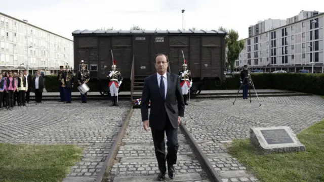 Fransa lideri Francois Holland, soykırım kurbanlarının anısı için konulan bir tren vagonundan çıkarken.