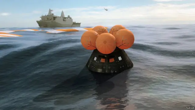 Капсула на поверхности океана