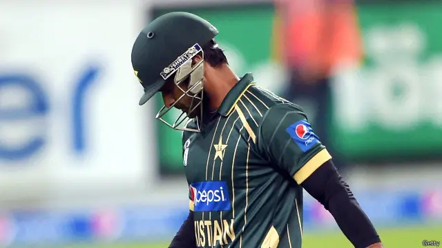 محمد حفیظ نے دو چوکے لگا کر اچھی ابتدا کی لیکن ڈبل فگرز میں آنے سے پہلے ہی وہ ڈیویسچ کے ہاتھوں جکڑے گئے