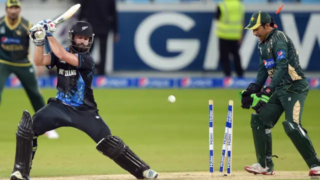 نیوزی لینڈ کی جانب سے کین ویلمسن نے تین چوکوں اور ایک چھکے کی مدد سے 32 جبکہ رونچی نے ایک چوکے اور د چھکوں کی مدد سے 31 رنز بنائے
