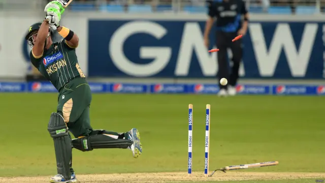 جب عمراکمل کا ٹیلنٹ بھی خاموش ہوا تو شائقین کی دلچسپی صرف شاہد آفریدی کے چھکوں سے وابستہ رہ گئی تھی۔ عمر اکمل نے 10 رنز بنائے اور کلین بولڈ ہو گئے۔