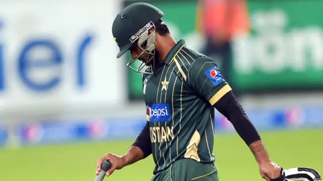 18 رنز کے مجموعی سکور پر پاکستان کو دوسرا نقصان اس وقت اٹھانا پڑا جب محمد حفیظ نو رنز بنا کر آوٹ ہوئے۔