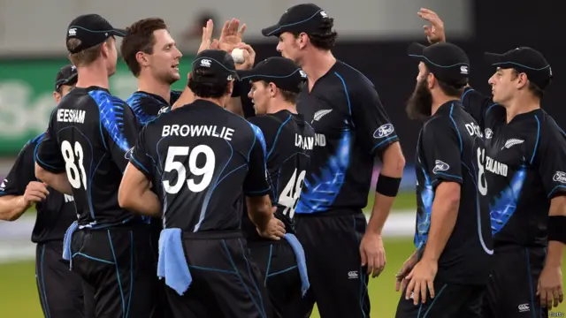 دبئی میں کھیلے جانے والے دوسرے ٹی ٹوئنٹی میچ میں نیوزی لینڈ نے پاکستان کو 17 رنز سے شکست دے کر سیریز برابر کر دی۔