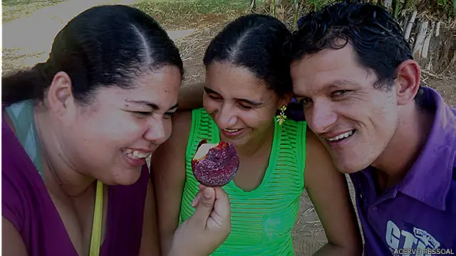 O 'trisal' Juliana, Joviano e Daiane vive junto há dois anos; apaixonados, compartilham experiências sobre o "poliamor" no Facebook