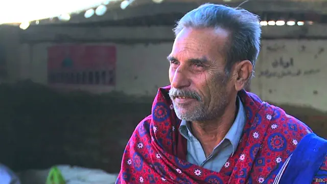 لطف پیرزادہ کے ہم عمر چھوٹے ماموں سندھ کے نامور صحافی اور محقق انور پیرزادہ کی قبر سرویچ کی قبر کے برابر میں ہے