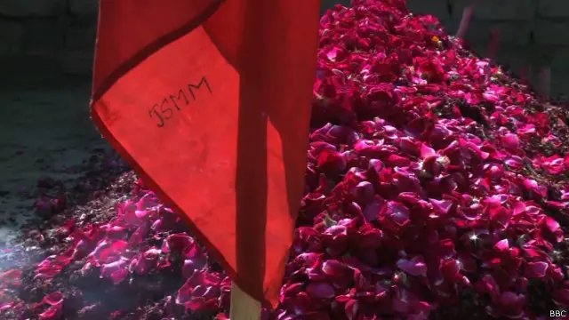 سرویچ کے والد لطف پیرزادہ کا کہنا ہے کہ ان کا بیٹا کوئی بڑا لیڈر نہیں بلکہ ایک چھوٹا کارکن تھا