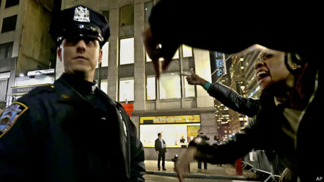 Gritos a un policía