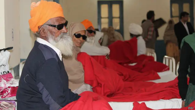 اب ایک سیاہ چشمہ جوگندر سنگھ کا نیا ساتھی ہے