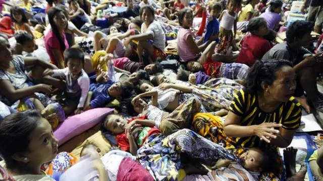 Hàng trăm nghìn người đã được di chuyển vào các địa điểm sơ tán