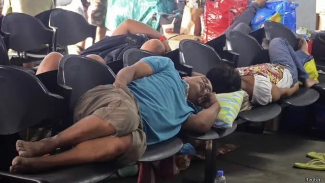 Hàng nghìn hành khách kẹt lại các sân bay do các chuyên bay nội địa bị hủy