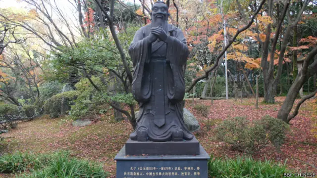 孔子学院目前在日本12所私立大学里设立，此外还有一些非设立在大学内部的孔子学院，总数一般估计可能超过20间（BBC中文网驻日本特约记者童倩摄）。。