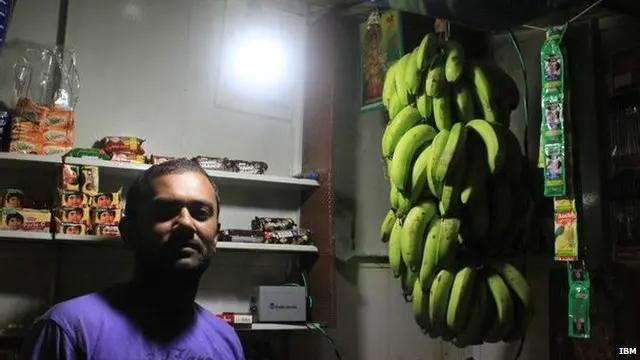 هندي يستخدم بطارية المحمول في الإضاءة 