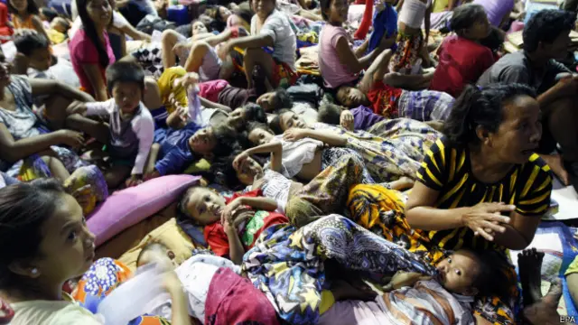 پانچ لاکھ سے زیادہ لوگ اپنے ساحلی دیہاتوں کو چھوڑ کر ملک کے اندونی علاقوں میں منتقل ہو گئے