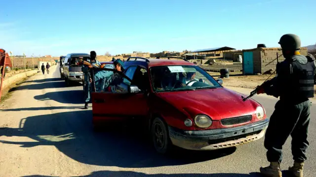 حدود ۱۴۰۰ نفر پرسنل امنیتی در ولایت غزنی مستقر هستند، اما نمایندگان این ولایت انتقاد می‌کنند که آنها نتوانسته‌اند امنیت راهها را تامین کنند