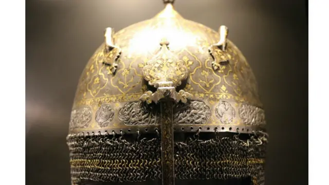کلاهخود از دوران صفویه – موزه کاخ توپکاپی در استانبول