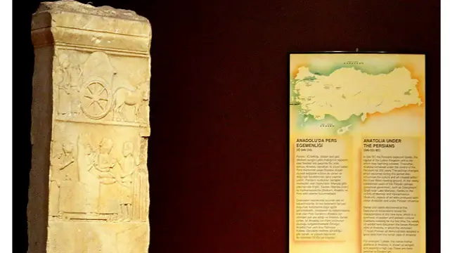 ستون یادبود ساخته شده در آناتولی در زمان تسلط هخامنشیان با تاثیر از هنر ایران – موزه باستان‌شناسی استانبول