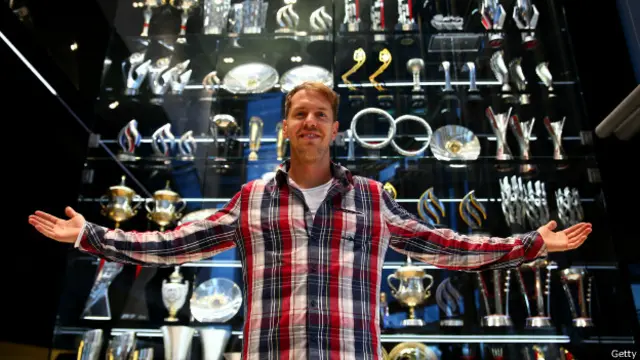 Red Bull'dan Ferrari'ye transfer olan Formula 1 pilotu Sebastian Vettel sadece bir hafta önce çalınan kupaların önünde poz vermişti.