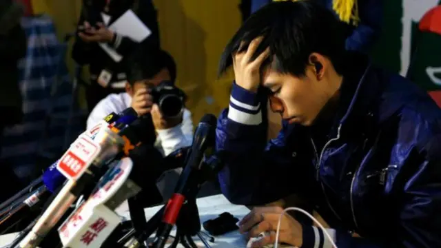 Joshua Wong xuất hiện trong cuộc họp báo trên xe lăn và trông yếu đi