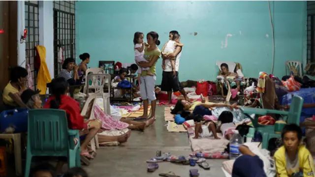 تقول مراسلة بي بي سي في بلدة ليغازبي الواقعة جنوبي جزيرة لوزون إن شوارع البلدة خلت تماما من المارة فيما التزم السكان الملاجيء