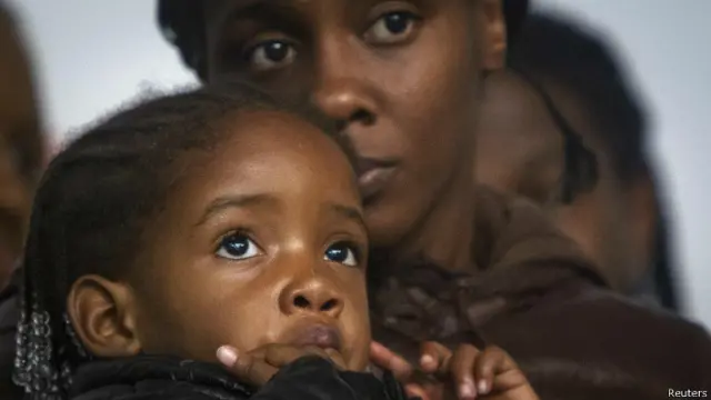 अमरीका, काले अकाई गर्ली की पत्नी और बेटी