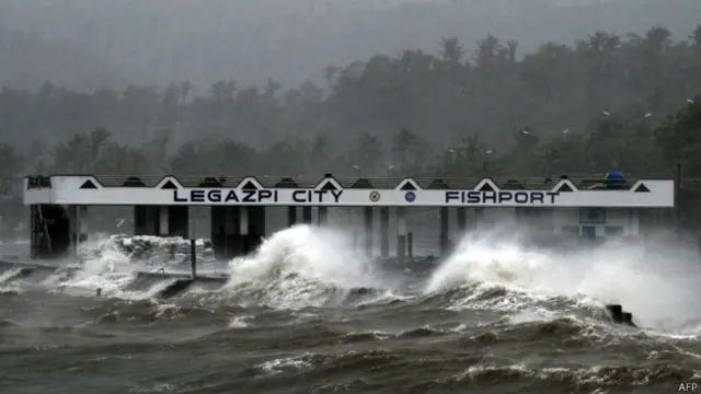 جھکڑ اتنے تیز ضرور تھے کہ کئی مقامات پر درخت اور مکانات گرگئے ہوں گے