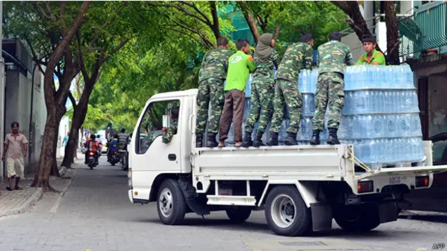 تقوم الحكومة بتوزيع مياه الشرب على المتضررين