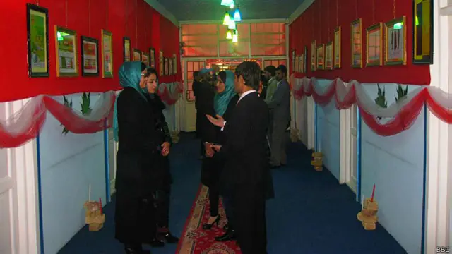 د ذهني مفاهیمو انځورول او د کمپیوټر په وسیله د مختلفو انځورونو طراحي یعنې د ګرافیک مدرن هنر په افغانستان کی نسبتاً نوی مهارت ګڼل کېږي.