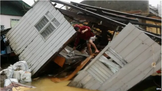 Di kota Borongan, bangunan-bangunan roboh diterpa angin kuat. 