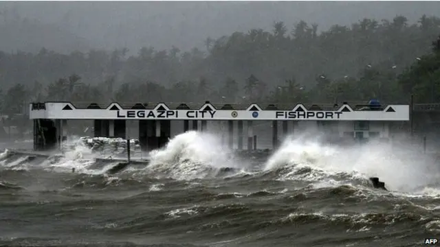 Angin kencang mendorong ombak ke pantai di Legazpi.