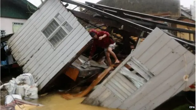 Tại thành phố Borongan ở đông bắc Tacloban, nhà bị đổ vì gió to