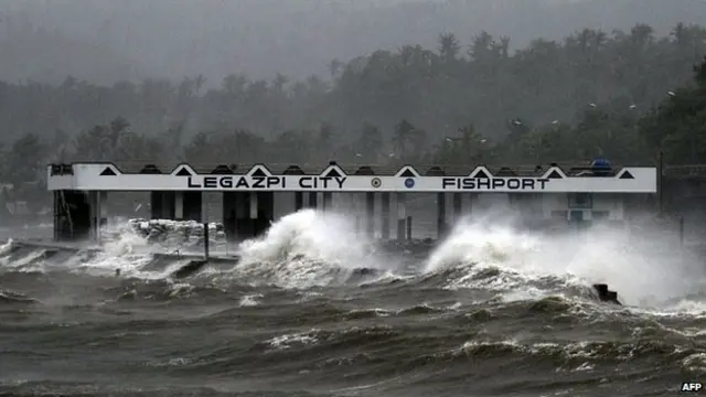 Gió gây sóng to ở Legazpi
