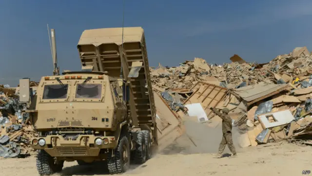 القوات الأمريكية تعمل على تفكيك قاعدة باغرام في أفغانستان التي اعتقل فيها محسود.