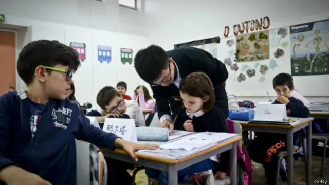 中国国务院侨办希望到2017年对三万名华文教师进行系统培训。