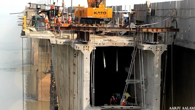 महात्मा गांधी सेतु का निर्माण कार्य