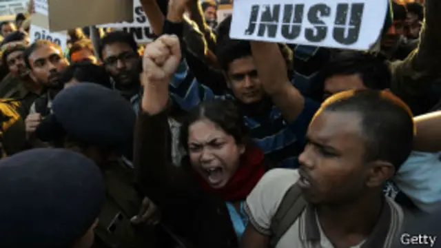 निर्भया बलात्कार के बाद प्रदर्शन में रंगी दिल्ली