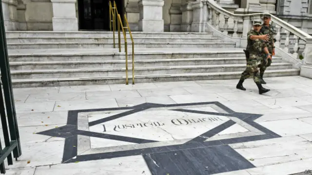 Para tahanan dibawa ke rumah sakit militer untuk menjalani tes kesehatan