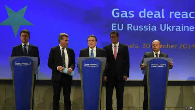 Министры энергетики России и Украины Александр Новак и Юрий Продан, президент Еврокомиссии Жозе Мануэль Баррозу, комиссар ЕС по энергетике Гюнтер Эттингер, вице-президент Еврокомиссии Мирос Сефкович на пресс-конференции в Брюсселе во время газового саммита 30 октября 2014 года 