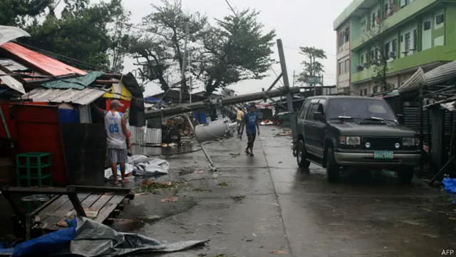 菲律賓塔克洛班市一根電線桿在颱風黑格比吹襲期間倒塌(7/12/2014)